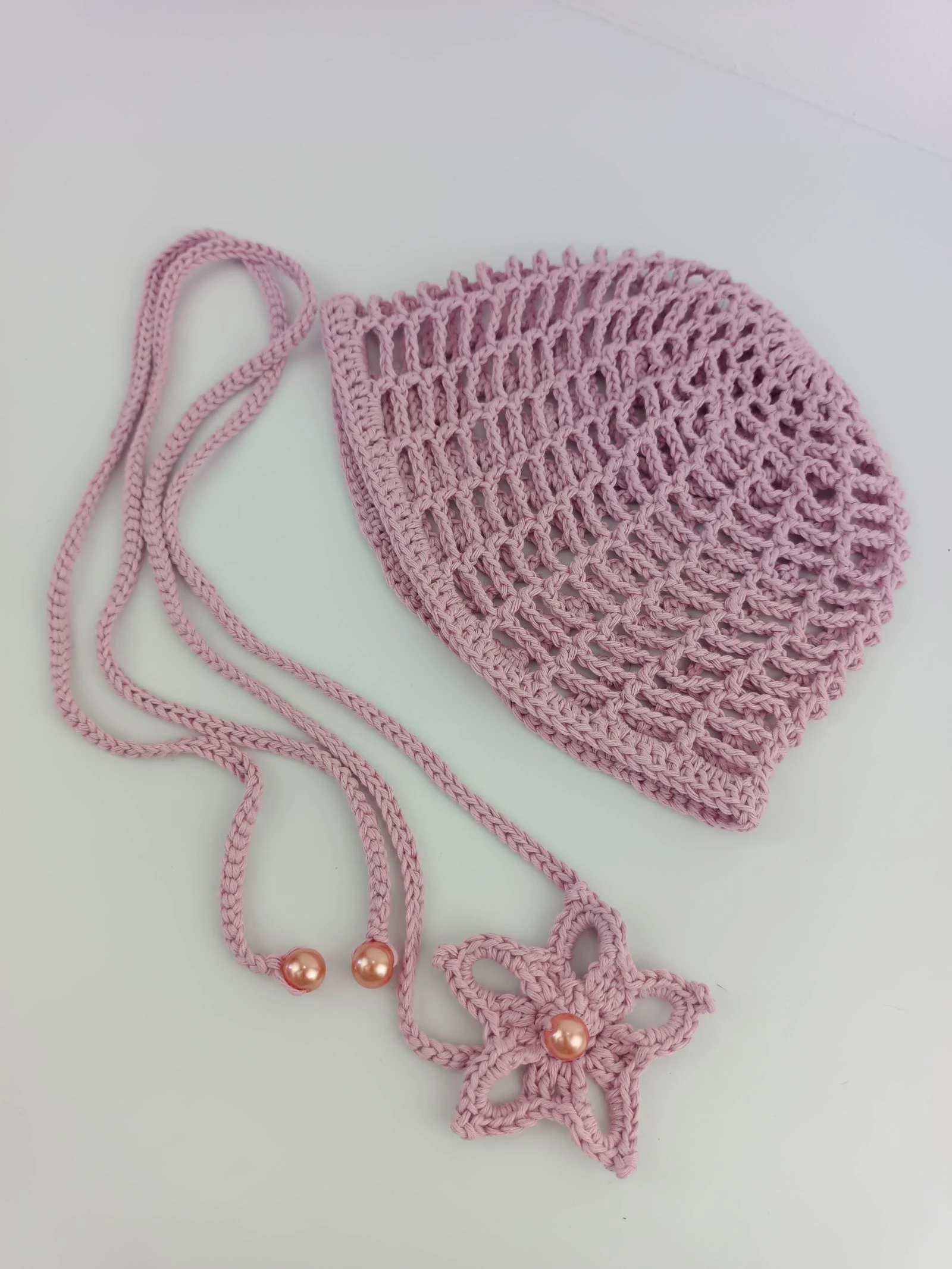 Casquete color rosa con collar tejido en crochet